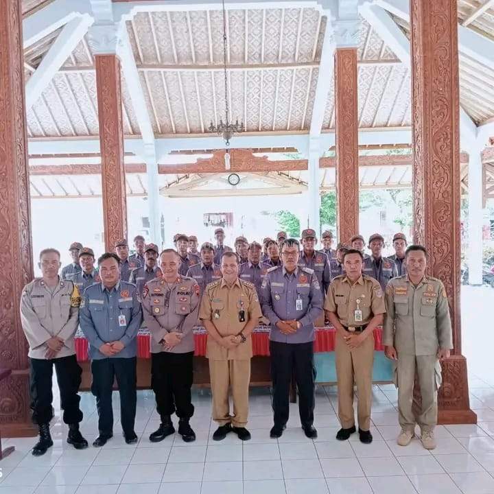 PEMBEKALAN ANGGOTA SATLINMAS PERSIAPAN PEMILU 2024